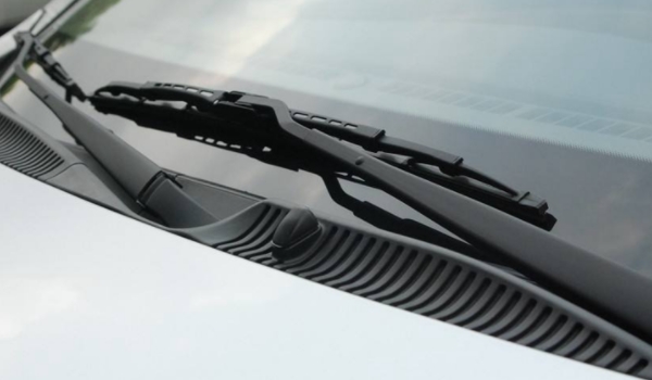 雨刮器刮玻璃有呱呱響怎么消除 對(duì)雨刷器進(jìn)行更換（有效解決問(wèn)題）