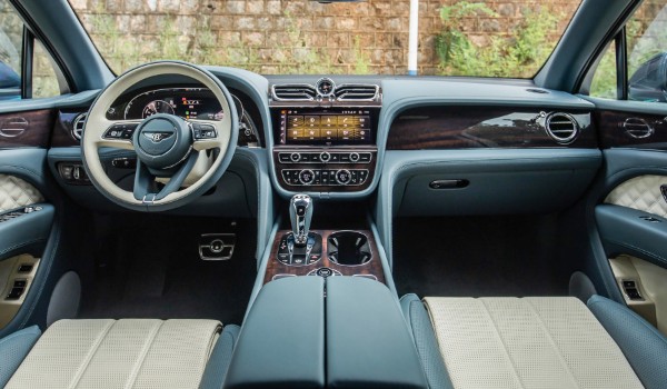 賓利添越插電混動(dòng)版分期多少錢(qián) 分期首付71萬(wàn)(36期月供49849元)