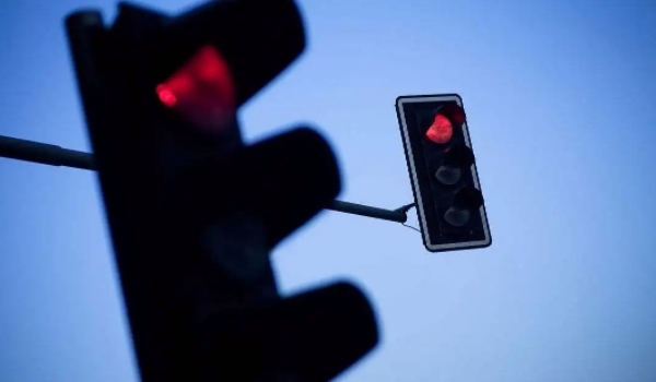 紅燈闖一半停下來(lái)了算闖紅燈嗎 不同情況不同判斷（取決于車身位置）