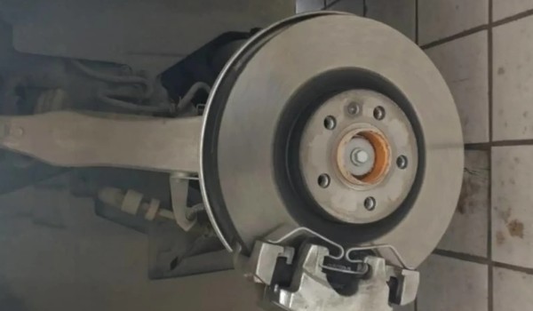 剎車異響尖叫怎么處理 兩種處理方法(檢修剎車盤(pán))