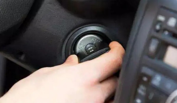 鑰匙能伸進去但扭不動 方向盤已經(jīng)上鎖(左右轉(zhuǎn)動方向盤)