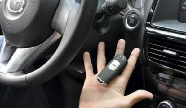 鑰匙能伸進去但扭不動 方向盤已經(jīng)上鎖(左右轉(zhuǎn)動方向盤)