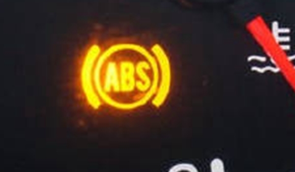 汽車(chē)abs燈亮了怎么回事,還能開(kāi)嗎 剎車(chē)系統(tǒng)故障（不能夠繼續(xù)行駛）