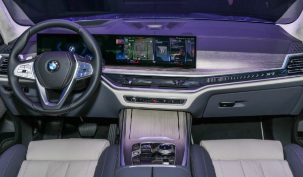 寶馬x7售價多少萬 2022款x7售價100萬元(落地111萬)