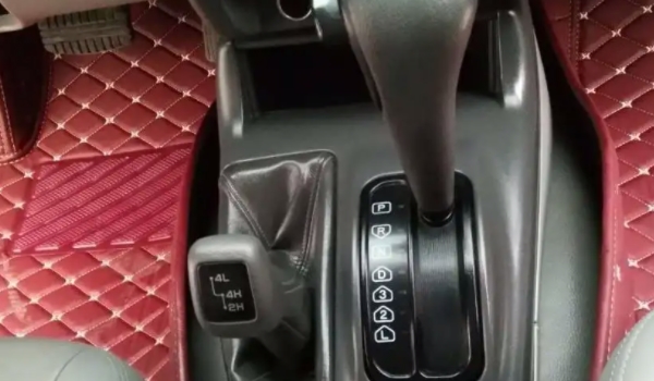 自動擋汽車的正確駕駛步驟 踩剎車，松手剎，掛檔，松剎車，踩油門