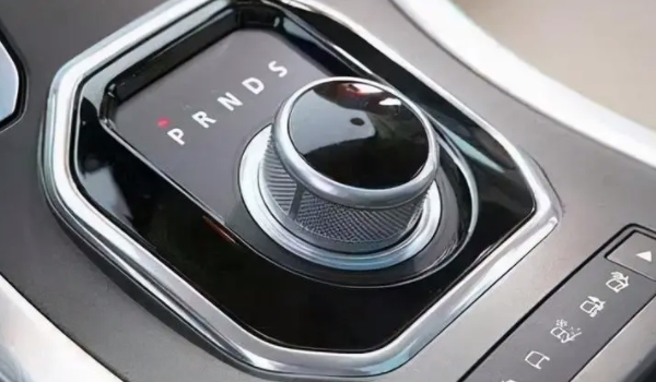 自動擋汽車的正確駕駛步驟 踩剎車，松手剎，掛檔，松剎車，踩油門