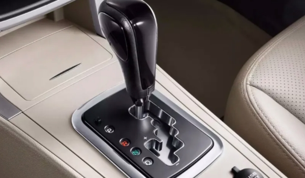 自動擋汽車的正確駕駛步驟 踩剎車，松手剎，掛檔，松剎車，踩油門