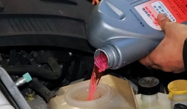 防凍液多少錢一桶 防凍液的價(jià)格在70元到150元左右（要定期更換）