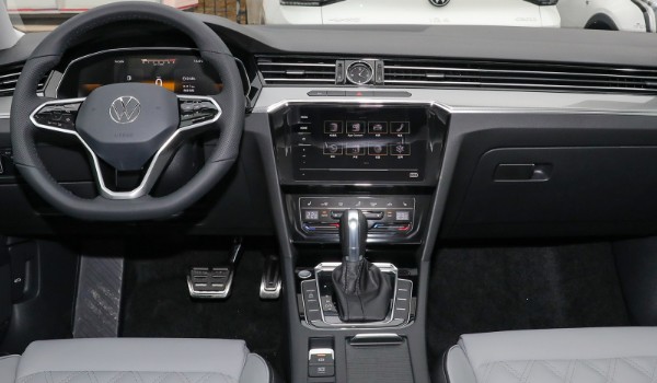 標(biāo)致508l和邁騰哪個(gè)性價(jià)比高 508l性價(jià)比高(頂配比邁騰便宜3萬)