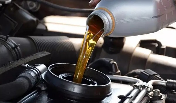 全合成機(jī)油開了一萬(wàn)五公里有事嗎 沒有事(建議及時(shí)更換機(jī)油)