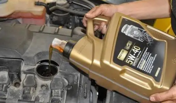 全合成機(jī)油開了一萬(wàn)五公里有事嗎 沒有事(建議及時(shí)更換機(jī)油)