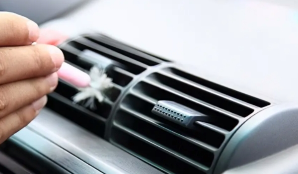汽車(chē)空調(diào)有風(fēng)但不制冷 AC開(kāi)關(guān)沒(méi)有打開(kāi)（空調(diào)系統(tǒng)損壞）