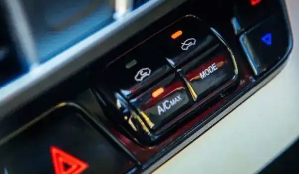 汽車(chē)空調(diào)有風(fēng)但不制冷 AC開(kāi)關(guān)沒(méi)有打開(kāi)（空調(diào)系統(tǒng)損壞）