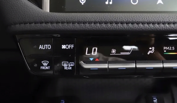 REAR汽車(chē)按鍵是什么意思 機(jī)動(dòng)車(chē)輛的后風(fēng)擋除霜功能（使用非常方便）