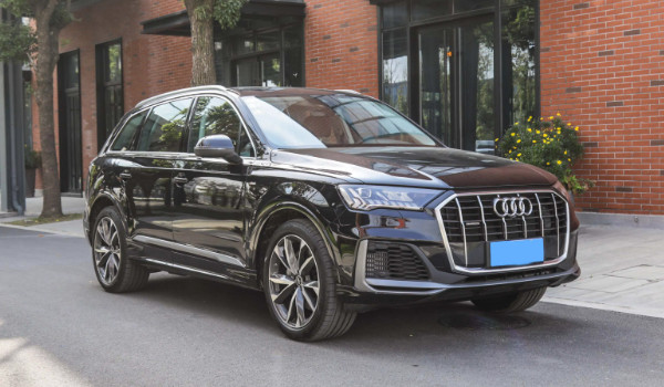 奧迪q7分期首付多少錢 分期首付18萬(wàn)(36期月供13205元)