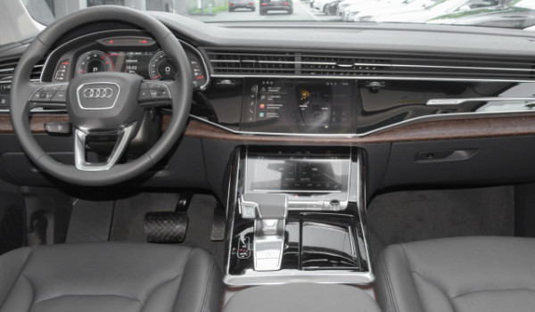 奧迪q7分期首付多少錢 分期首付18萬(wàn)(36期月供13205元)