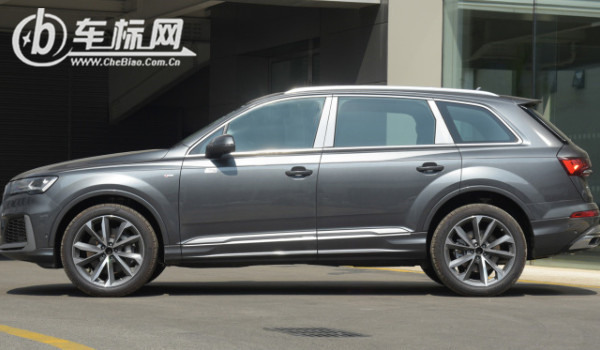 奧迪q7分期首付多少錢 分期首付18萬(wàn)(36期月供13205元)