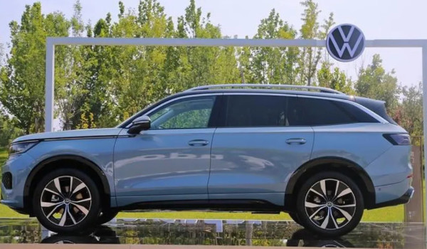 攬巡和冠道哪個(gè)好 攬巡馬力可達(dá)220匹(車身長(zhǎng)達(dá)4949mm)