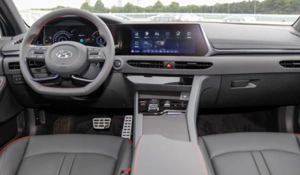 現(xiàn)代索納塔分期首付多少 分期首付4萬(wàn)(36期月供3340元)