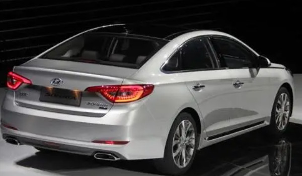現(xiàn)代索納塔和邁騰哪個好 索納塔輸出馬力240匹(車身長達(dá)4.9米)