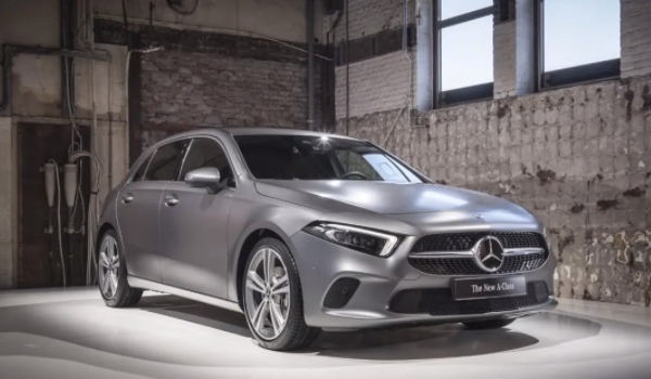 奔馳a級車型有哪些 奔馳a級車型有兩款（奔馳A180，奔馳A200L）