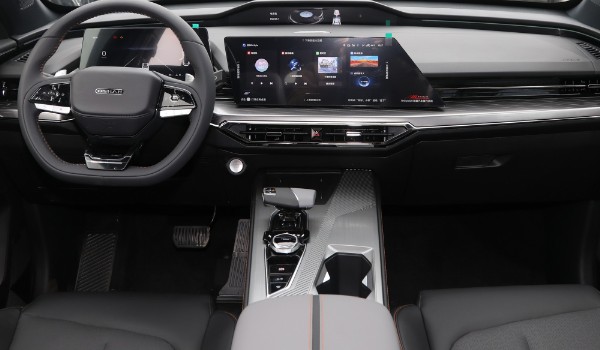 長安歐尚z6和長安cs55哪個好 歐尚z6馬力可達(dá)188匹(車身長達(dá)4699mm)