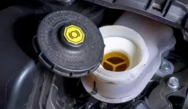 剎車油多長(zhǎng)時(shí)間更換一次 剎車油是2年或4萬(wàn)公里更換一次