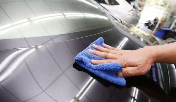 汽車車漆怎么保養(yǎng) 保養(yǎng)車漆可以粘貼車衣/打蠟/雨后及時洗車