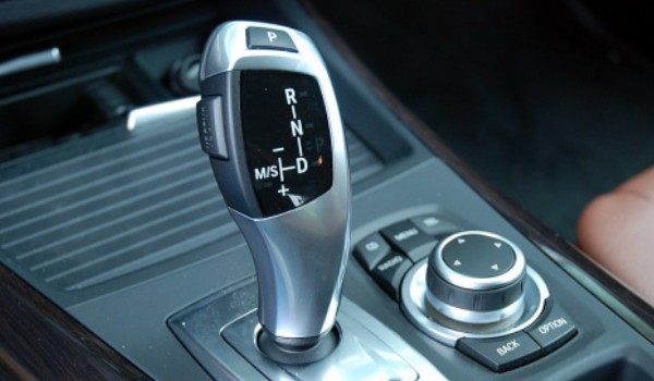 寶馬x5變速箱油多久換一次 6萬(wàn)公里更換一次(采用8at變速箱)