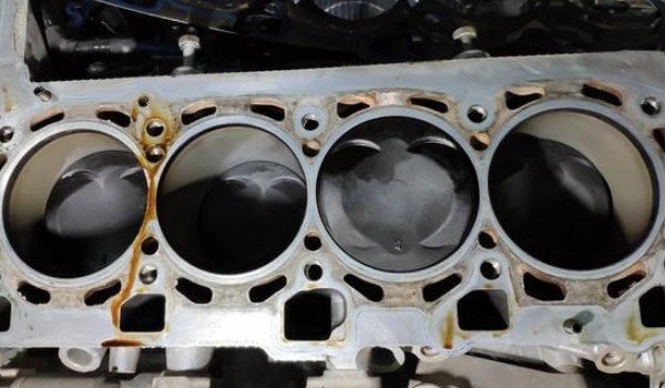 寶馬x5是幾缸發(fā)動機(jī) 四缸六缸均有(3.0t六缸發(fā)動機(jī))