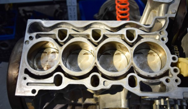 奔馳威霆動力怎么樣啊 輸出馬力可達211匹(2.0T四缸發(fā)動機)