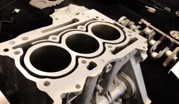 捷豹xfl發(fā)動(dòng)機(jī)是什么品牌 自主研發(fā)gennum發(fā)動(dòng)機(jī)(馬力達(dá)300匹)