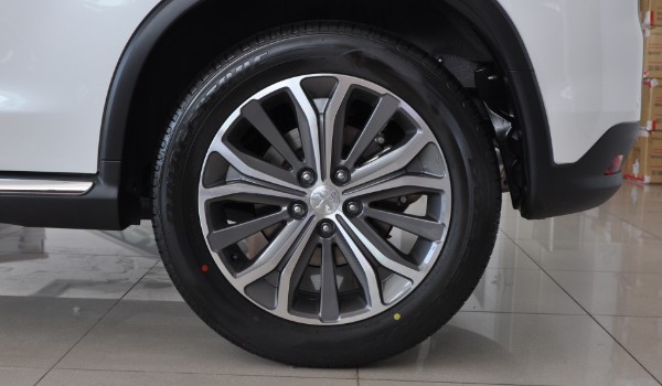 標(biāo)致4008輪胎型號(hào)規(guī)格 尺寸225/55 r18(胎壓標(biāo)準(zhǔn)2.3-2.5)