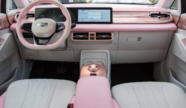 吉利幾何e純電動汽車價(jià)格 2023款售價(jià)7萬(分期首付2萬)