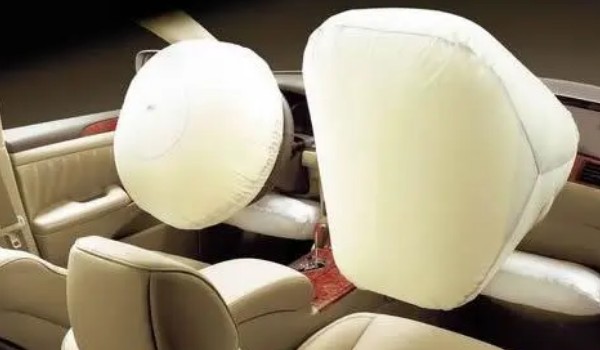 榮威rx5有幾個(gè)安全氣囊 共搭載六個(gè)氣囊(安全性很高)