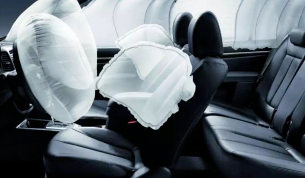 攬勝極光安全性如何 主動安全配置齊全(搭載6個氣囊)