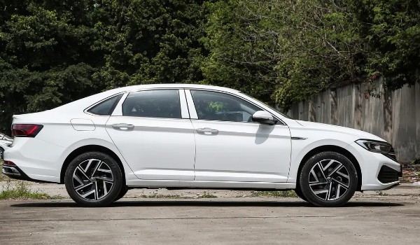 大眾速騰和豐田卡羅拉哪個(gè)好 速騰車長(zhǎng)4.7米(動(dòng)力更強(qiáng))