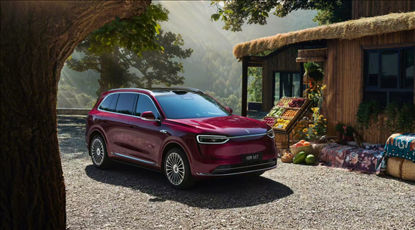 一年狂賣近20萬輛斬獲新勢力車型銷冠！全新問界M7亮相：9月上市