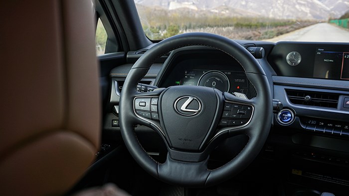 換個角度的選擇 雷克薩斯UX300e評測