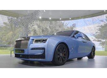 椰林掠影 以約馭博 勞斯萊斯古思特“靈感迷宮”展廳曜目亮相三亞