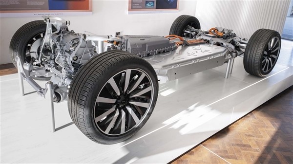 思路對(duì)了！純電路虎攬勝實(shí)車(chē)公布：和燃油版看不出什么區(qū)別