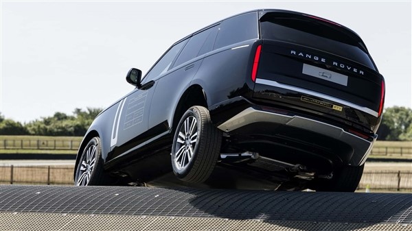 思路對(duì)了！純電路虎攬勝實(shí)車(chē)公布：和燃油版看不出什么區(qū)別