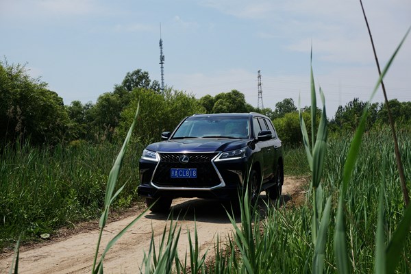V8是態(tài)度也是經(jīng)典 試駕雷克薩斯LX570 