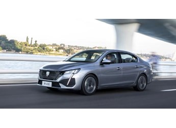 法系車被掀翻！1.6T頂配12.17萬，標(biāo)致拿自己當(dāng)“國產(chǎn)車”賣？