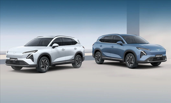 五菱星光S首發(fā)亮相：車內(nèi)配齊彩電、大沙發(fā) 10萬塊沖不沖