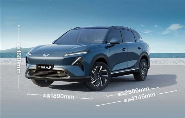 五菱星光S首發(fā)亮相：車內(nèi)配齊彩電、大沙發(fā) 10萬塊沖不沖