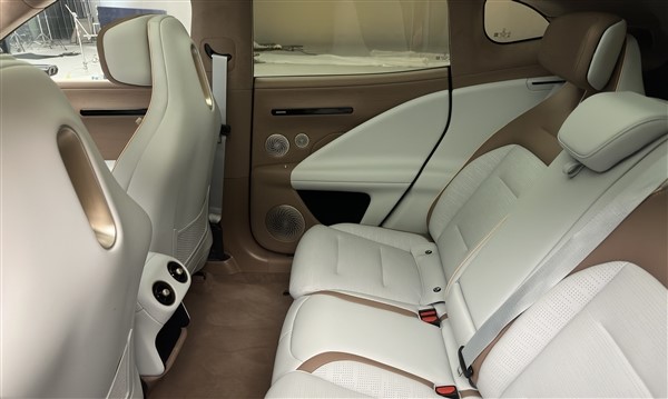 拳打理想L6腳踢問界M5 阿維塔07內(nèi)飾全曝光：拼色很豪華