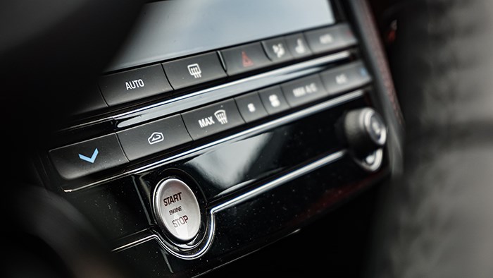 來自英倫獨特氣質(zhì) 捷豹F-PACE 2.0T 賽旗版