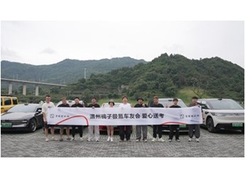 這一屆高考家長送完孩子之后直接把車子改成了移動休息室