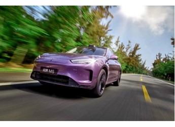 讓從容成為常態(tài)！問界新M5 Ultra超值禮遇來襲，重構(gòu)出行邏輯 封面圖